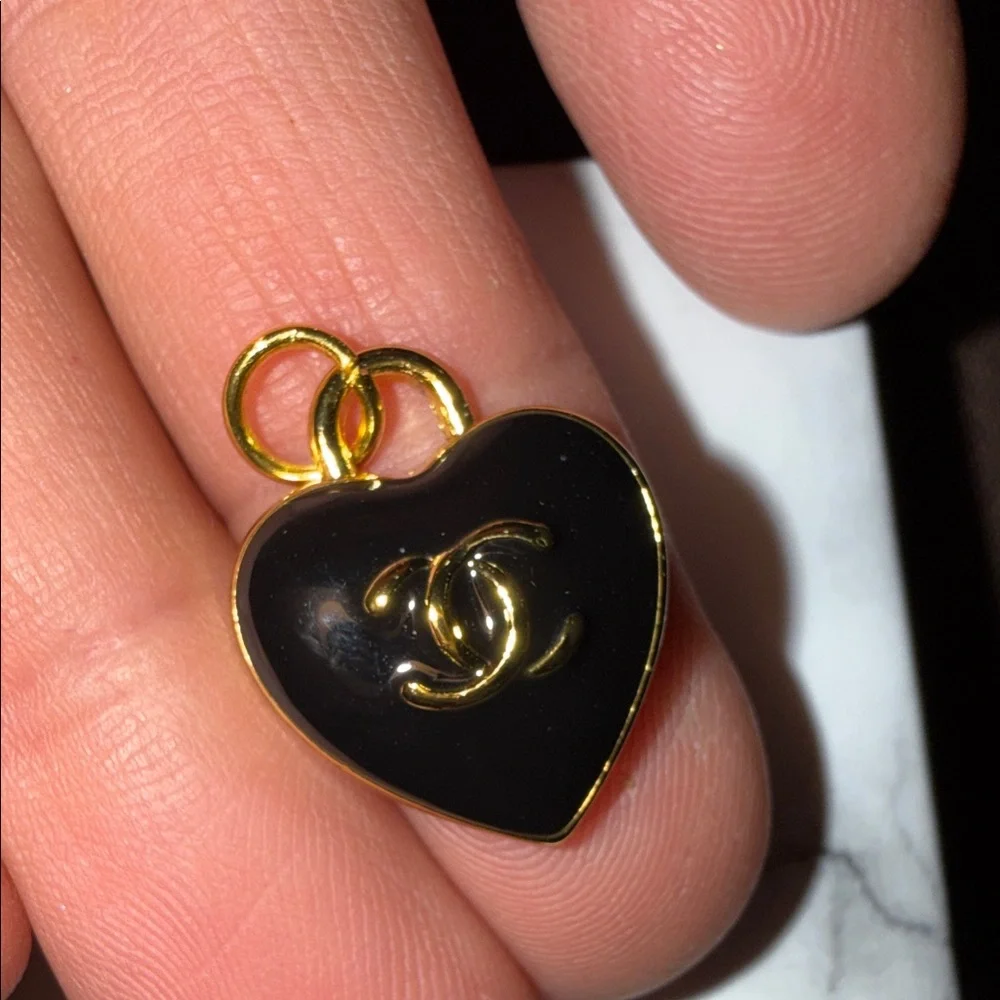 CHANEL Black and Gold Heart charms - Picture 7 of 7